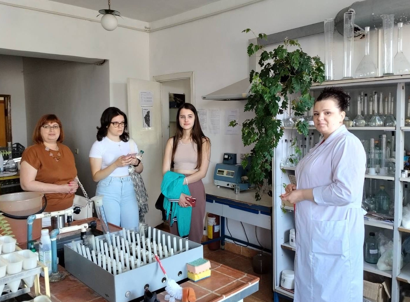 Ознайомлення здобувачів групи ЕБ-24 з роботою лабораторій ДУ «Інституту охорони ґрунтів України»